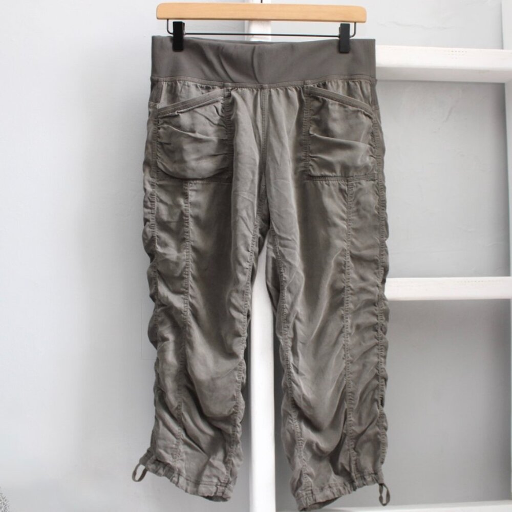 Lululemon Women's Green Studio Cropped Pants Size 8